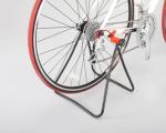 Типы подставок для велосипеда и варианты хранения транспортного средства Подставка под заднее колесо из дерева